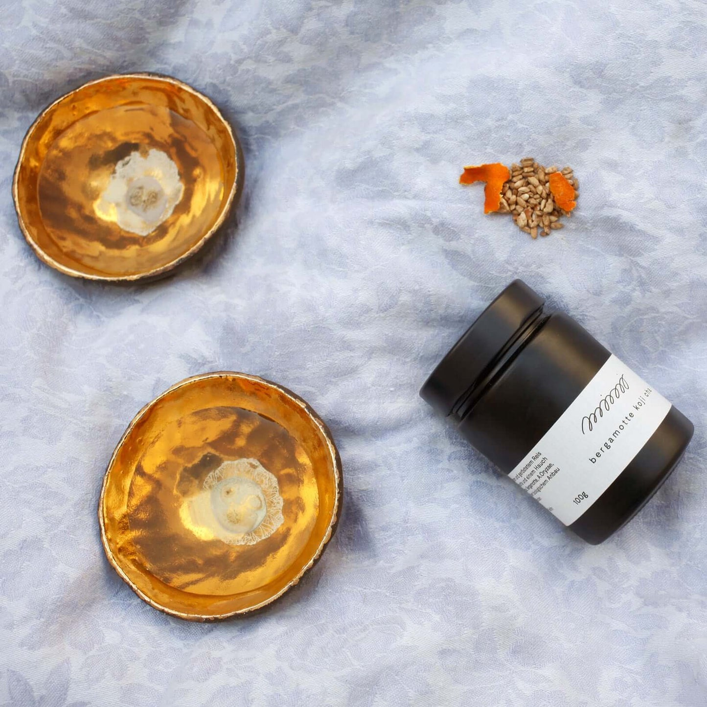 ein Glas bergamotte koji cha und teacups von mimi ferments