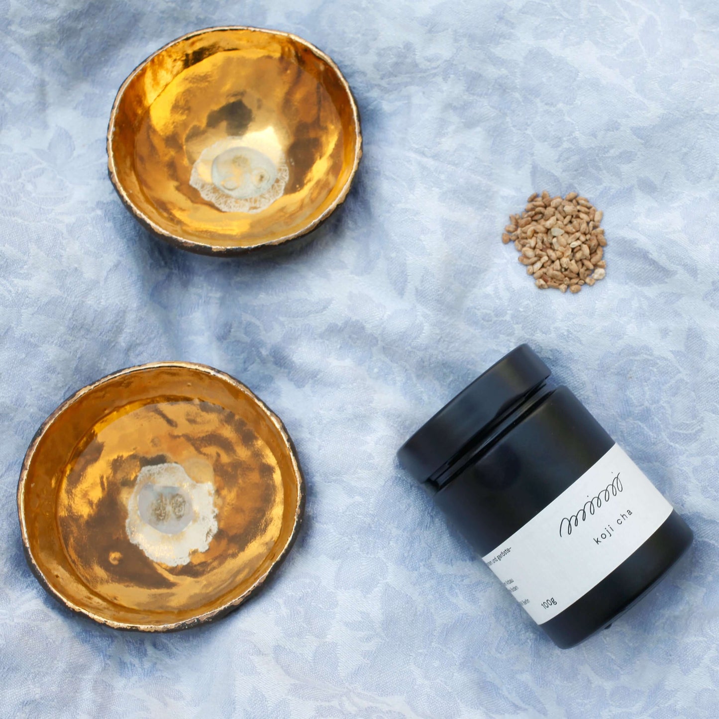 Koji Cha im Glas von mimi ferments mit zusätzlichen Teetassen