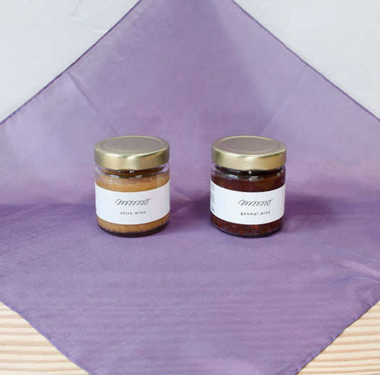 shiro miso 200 g und genmai miso 200 g auf einem Seidentuch. gift set miso