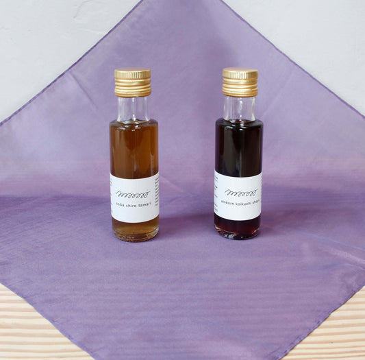 soba shiro tamari 100 ml und einkorn koikuchi shoyu 100 ml auf einem Seidentuch