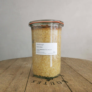 Reis Koji in hölzernen Tabletts bei mimi ferments Reis Koji in hölzernen Tabletts bei mimi ferments