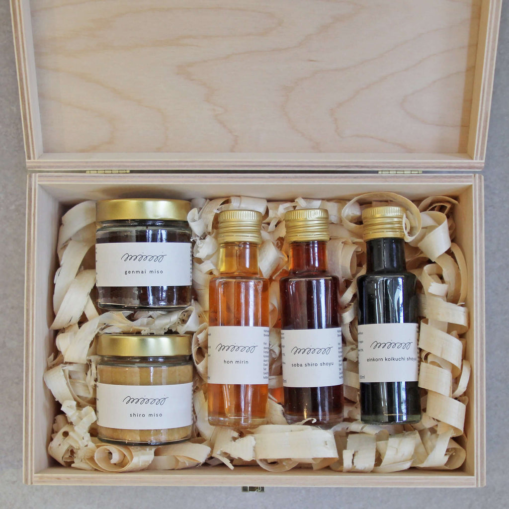 Geschenkbox mit Miso, Mirin und Sojasauce von mimi ferments